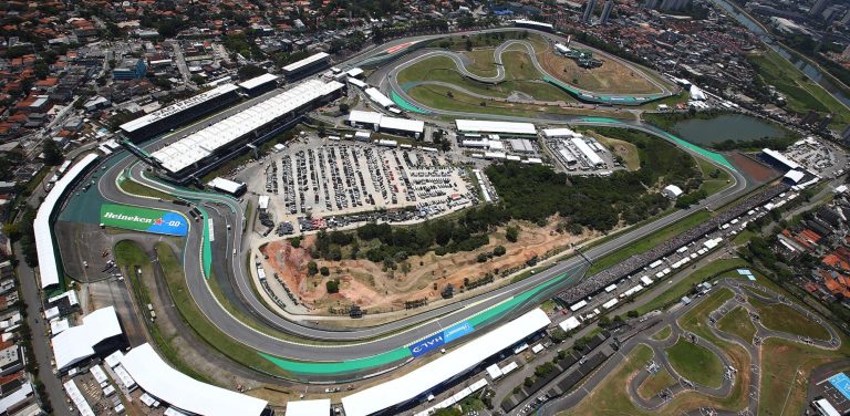 Autódromo José Carlos Pace Luftaufnahme der Rennstrecke mit Kurven, Tribünen und Parkmöglichkeiten.