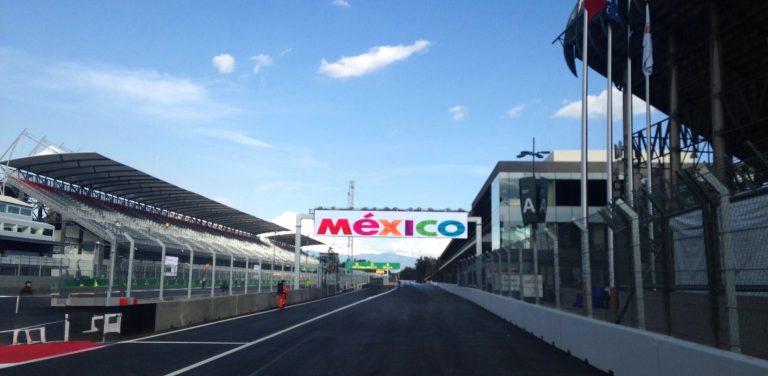 Autodromo Hermanos Rodriguez Rennstrecke mit „MEXICO“ Banner und Flaggen im Hintergrund.